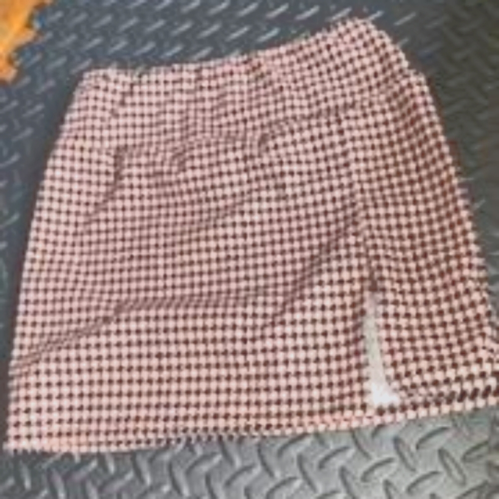 Left leg slit skirt